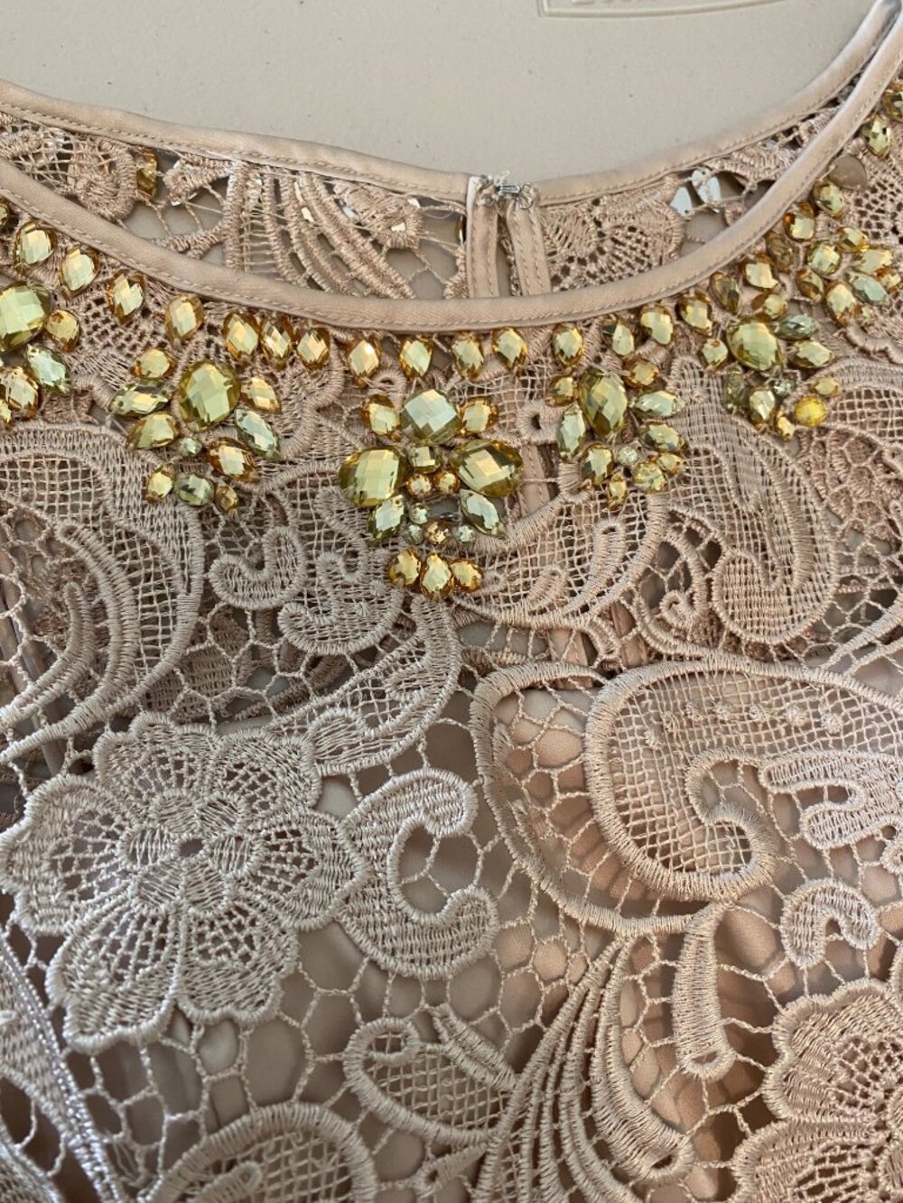 Adrianna Papell Gold Lace Sleeveless Sheath Dress Beaded Neck Size 6 - Picture 3 of 10